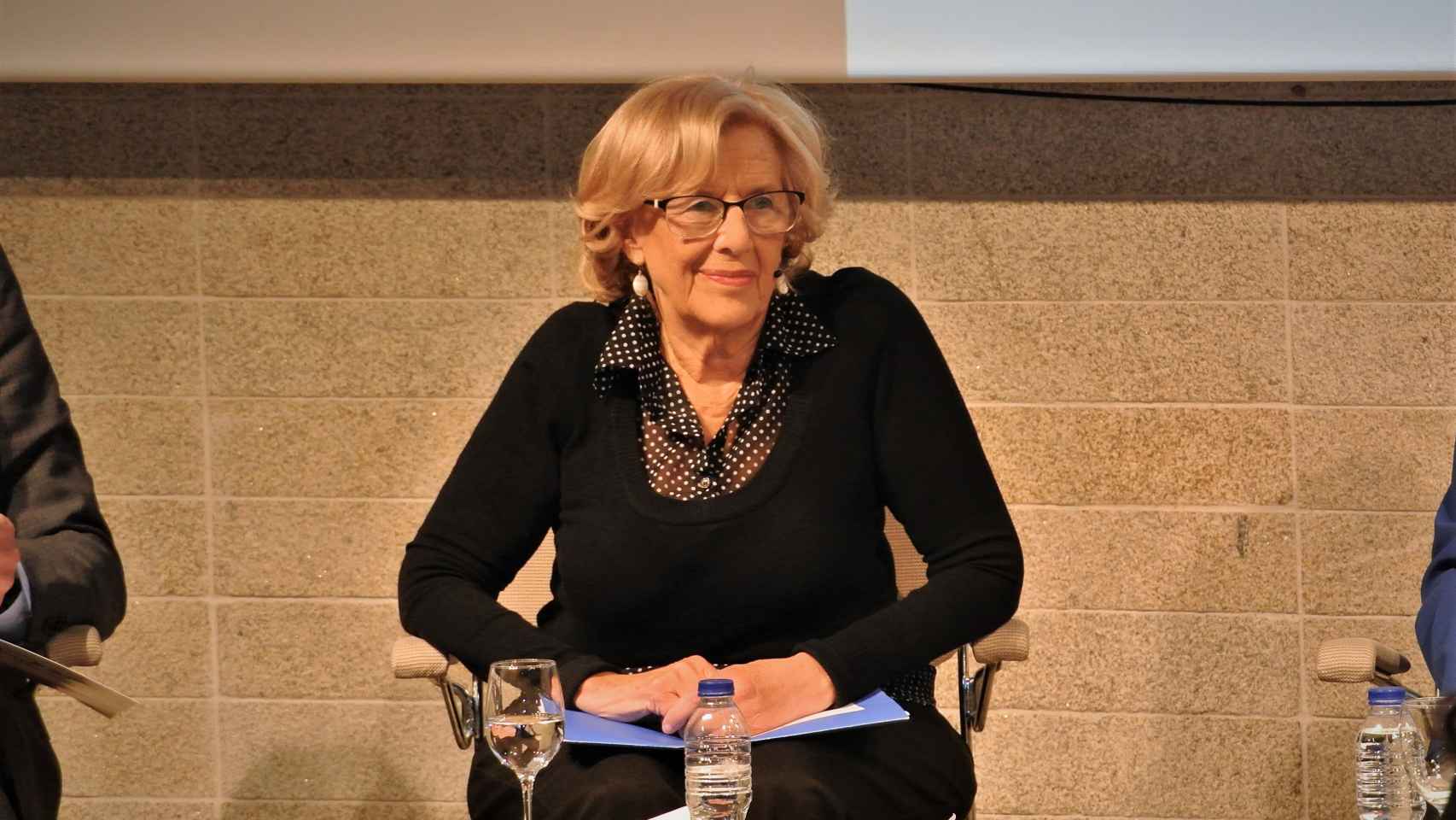La alcaldesa de Madrid, Manuela Carmena (Más Madrid), posa para la prensa al inicio del debate.