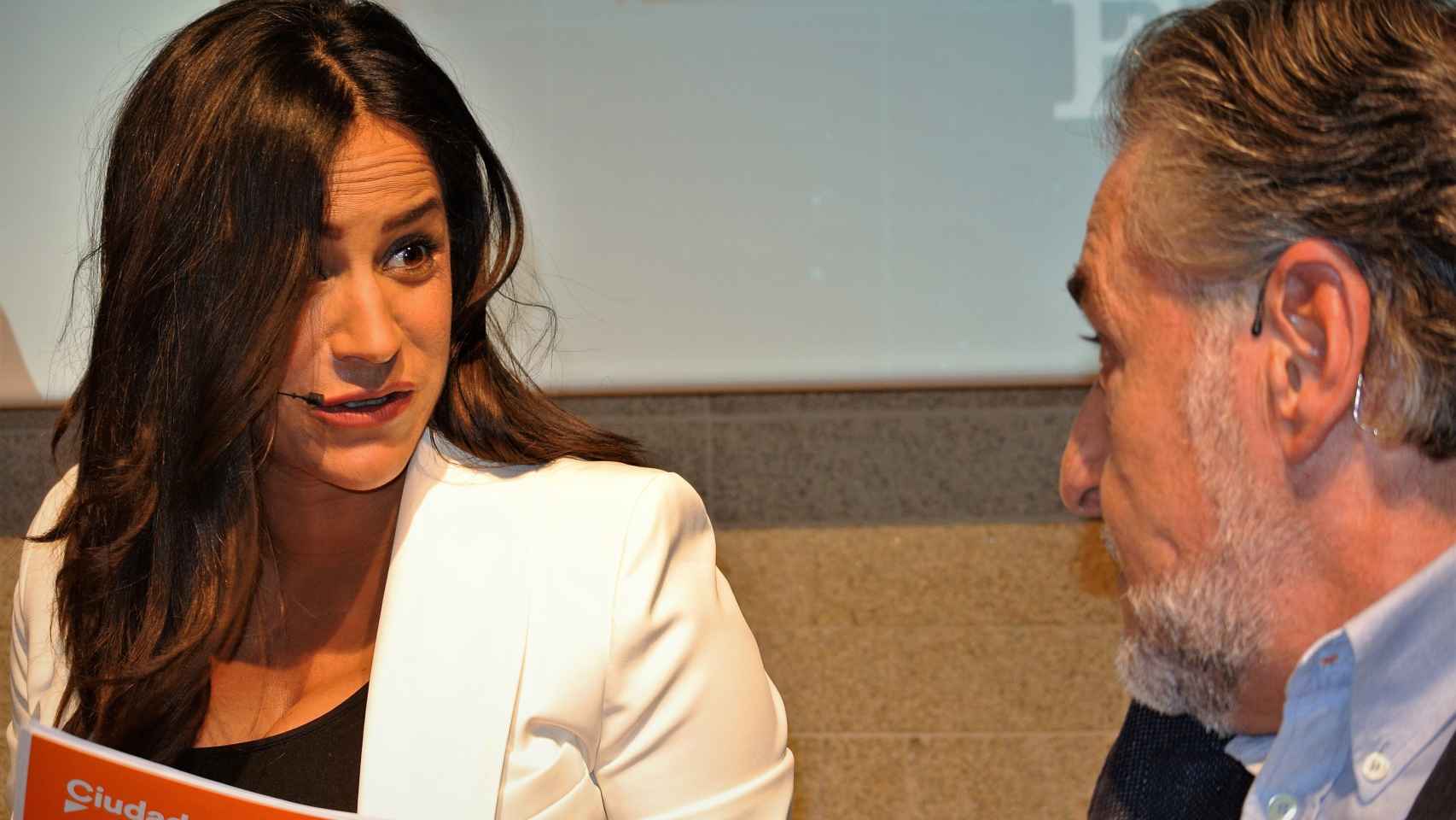El candidato del PSOE, Pepu Hernández, departe con Begoña Villacís (Cs), en el debate.