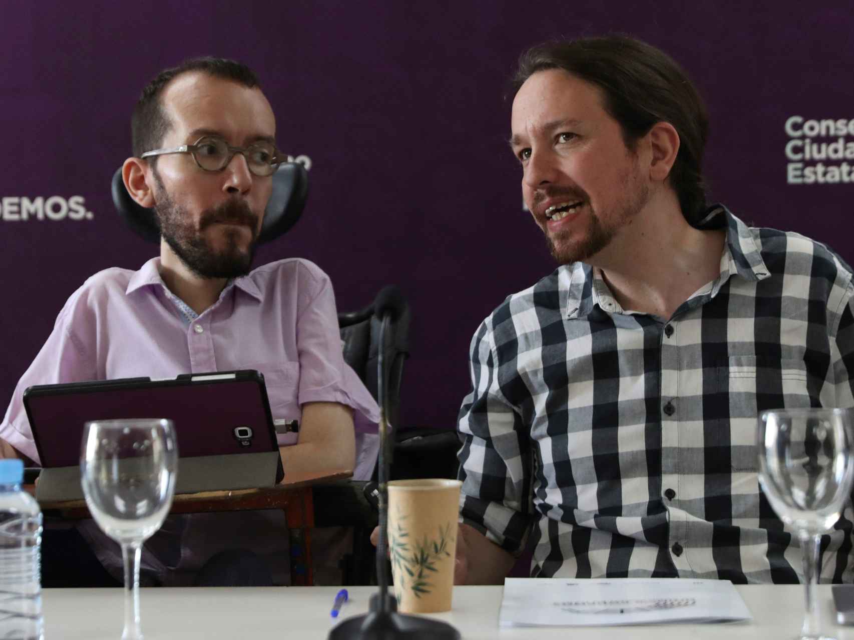 Pablo Echenique y Pablo Iglesias, líderes de Podemos, en el Consejo Ciudadano Estatal (CCE).