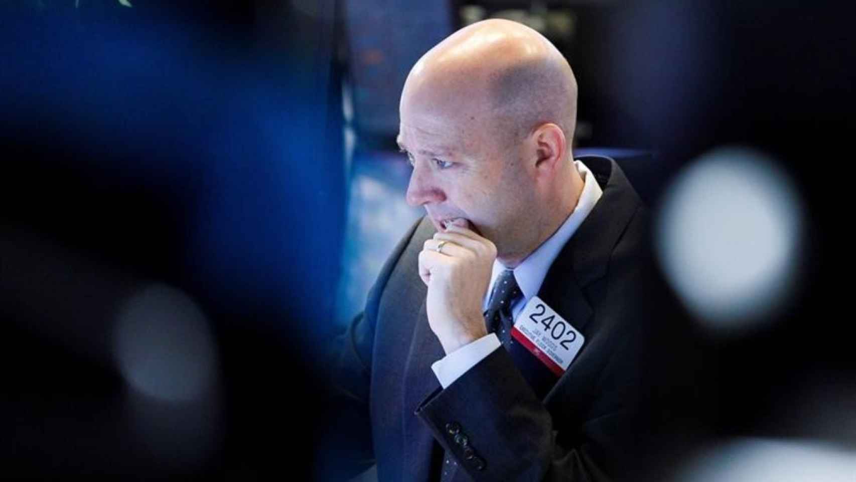 Un bróker con cara de preocupación en Wall Street.