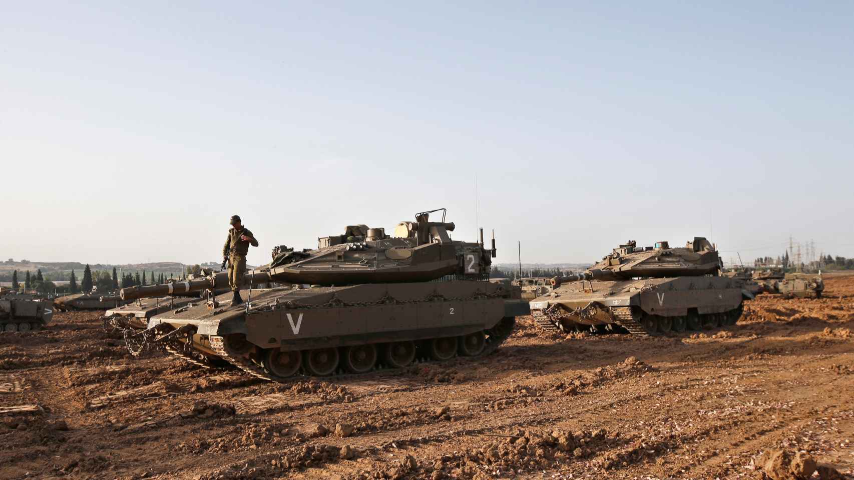 Un soldado israelí se encuentra sobre un tanque cerca de la frontera con Gaza, en el sur de Israel.
