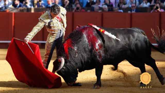 El diestro Diego Urdiales durante la faena al primer toro de su lote,  en la Maestranza de Sevilla.