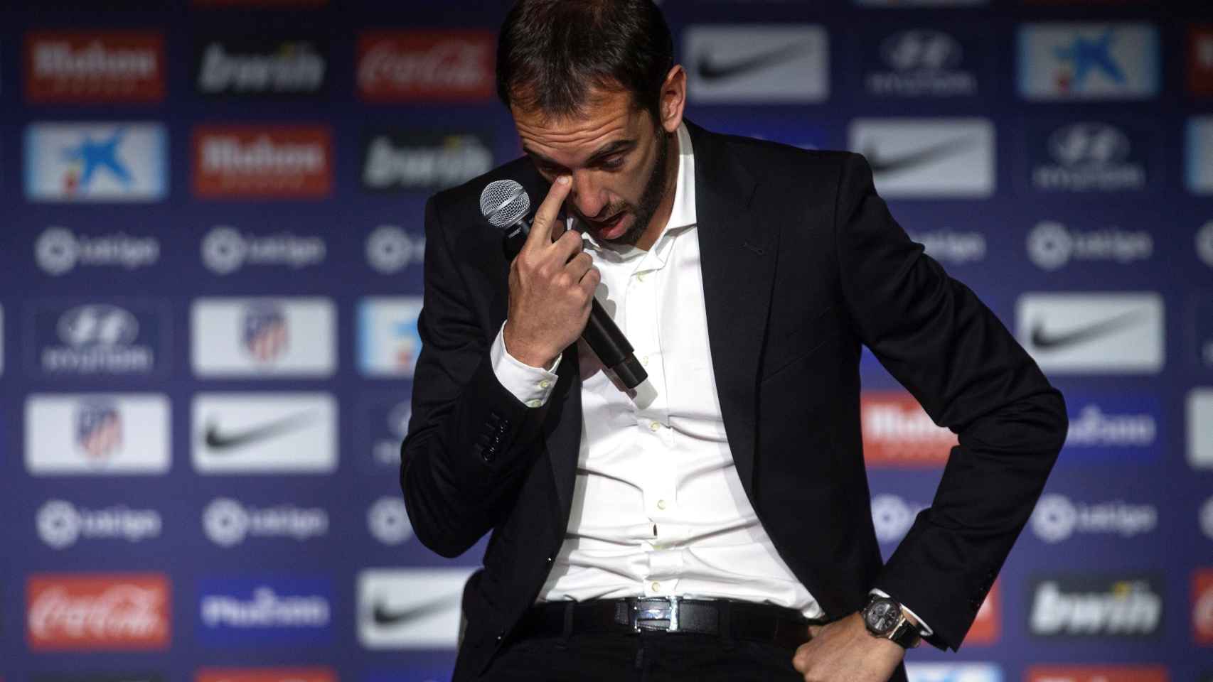 Godín, emocionado durante su despedida del Atlético