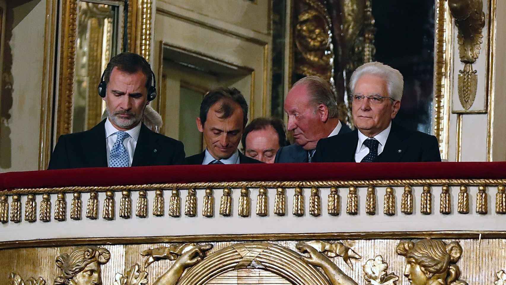 El rey de España, Felipe VI (i), y su padre, el rey don Juan Carlos (2d), acompañados por el presidente de Italia, Sergio Mattarella (d), y el Ministro de Ciencia en funciones, Pedro Duque (2d),.