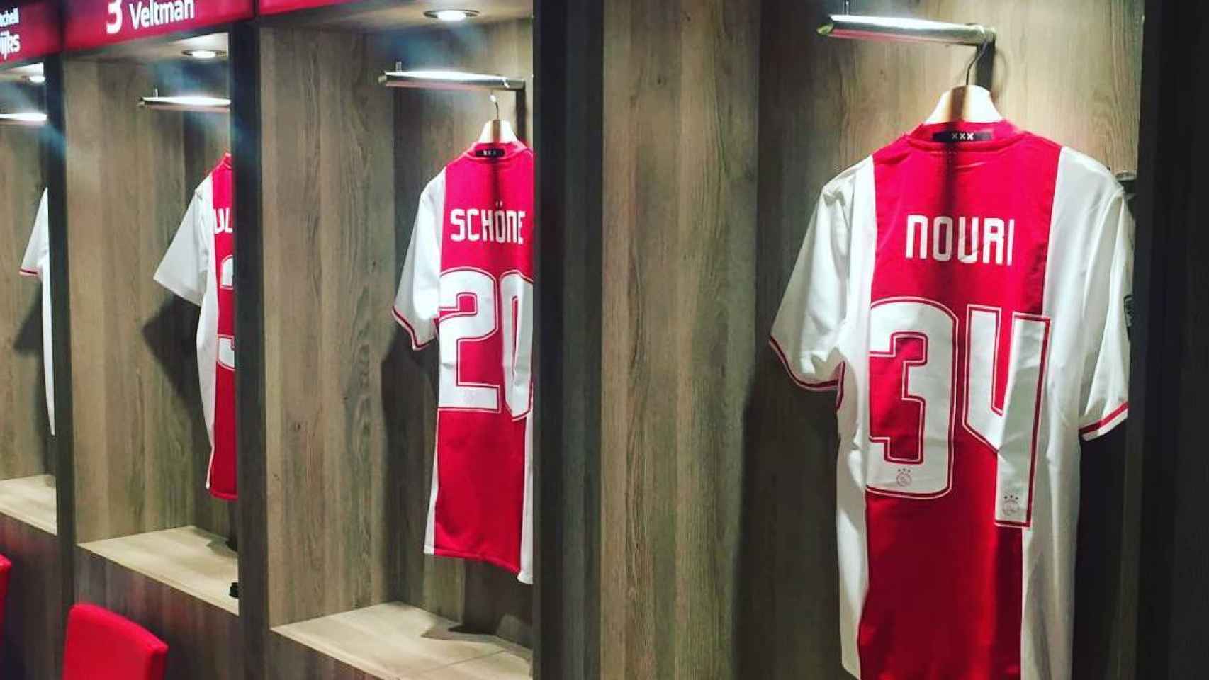 La camiseta de Nouri en el vestuario del Ajax