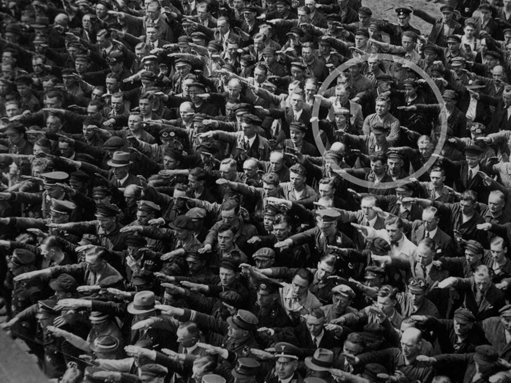 August Landmesser, un obrero alemán, se niega a hacer el saludo nazi en la Alemania de 1936.