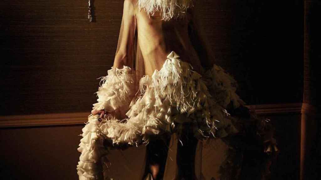 Modelo de Palomo Spain con el vestido expuesto en el MET de Nueva York.