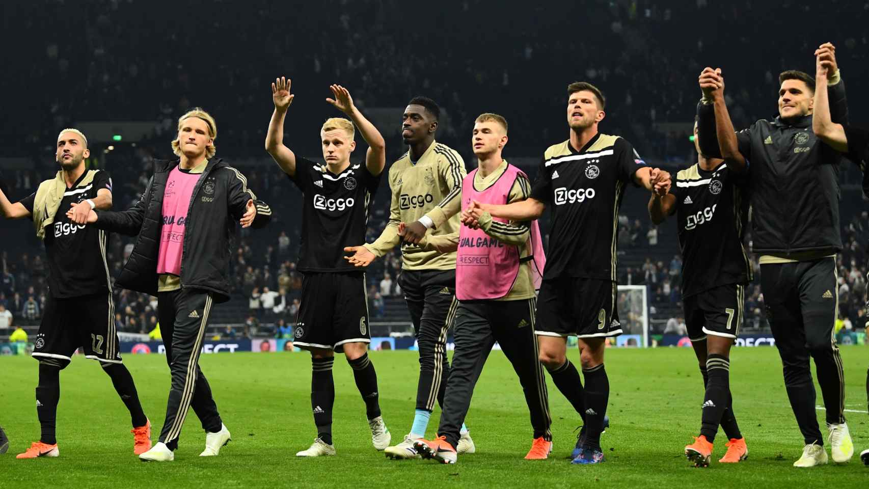 Los jugadores del Ajax celebran la victoria ante el Tottenham