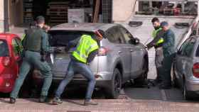Agentes de la Guardia Civil se incautan de un vehículo en Barakaldo, durante una operación.