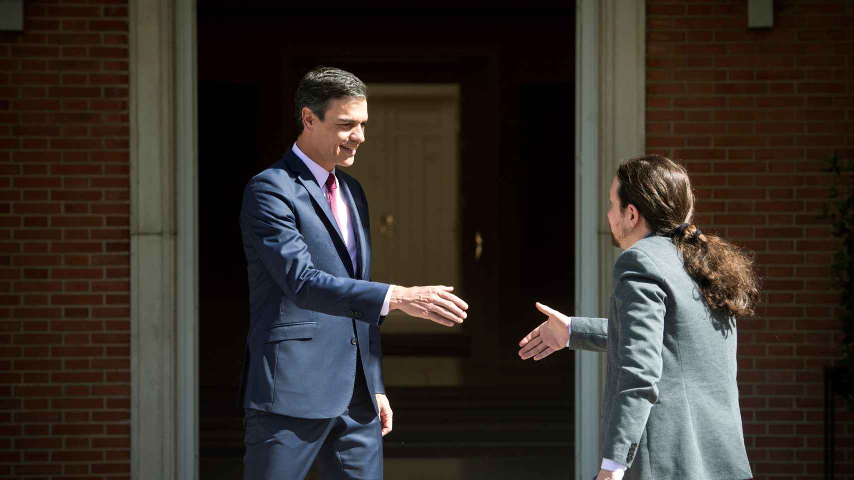 Pedro Sánchez recibe a Pablo Iglesias en Moncloa.