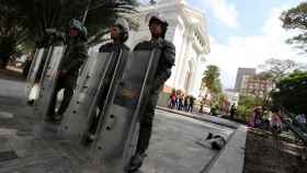 Soldados frente al Parlamento en Caracas