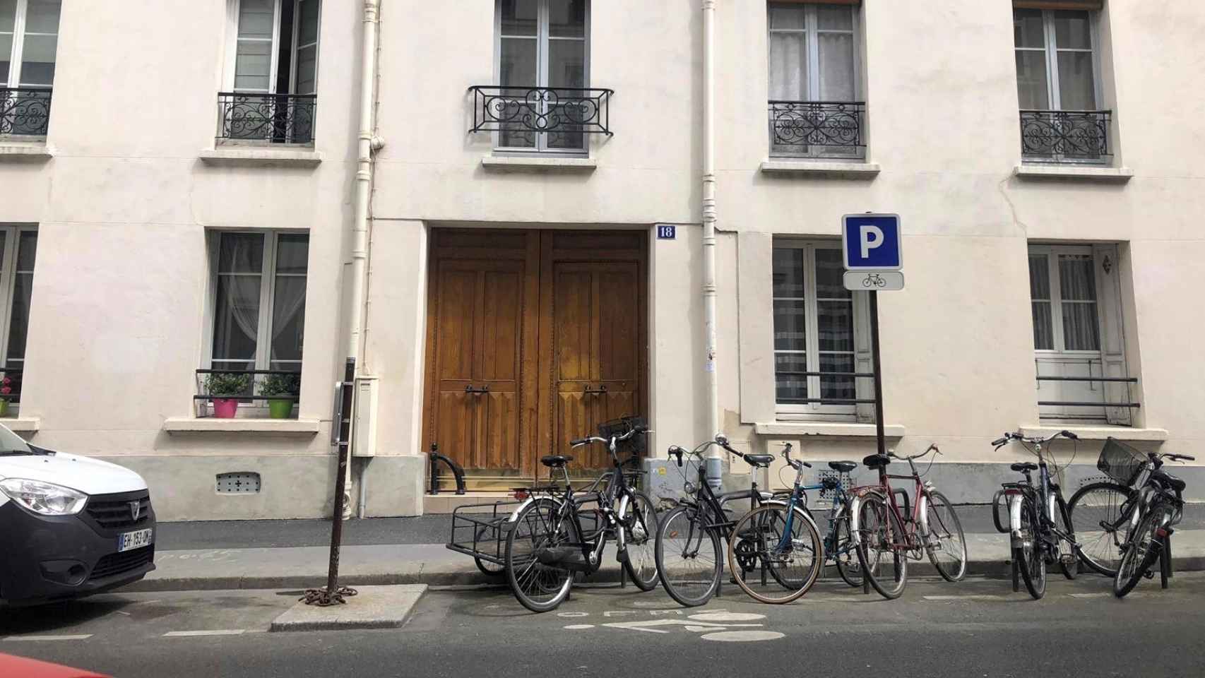 achada del edificio en la calle Paul Fort en el distrito 14 de París, donde se ubica la vivienda en la que había residido la estudiante española Natalia Sánchez Uribe