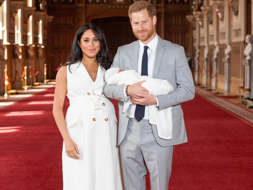 Harry de Inglaterra y Meghan Markle presentando al pequeño.