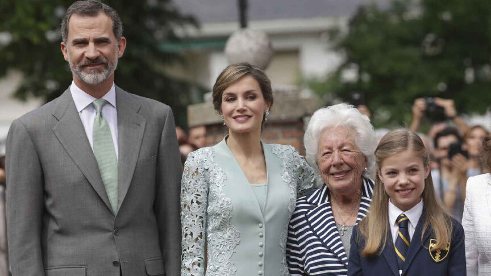 Los reyes Felipe y Letizia junto a la abuela Menchu en la comunión de la infanta Sofía.