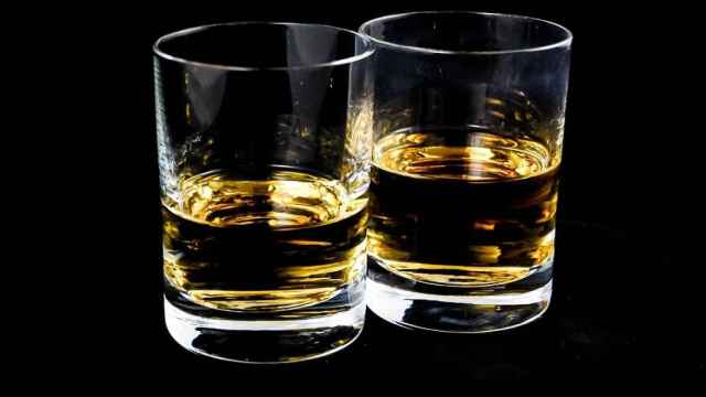 Dos vasos con whisky