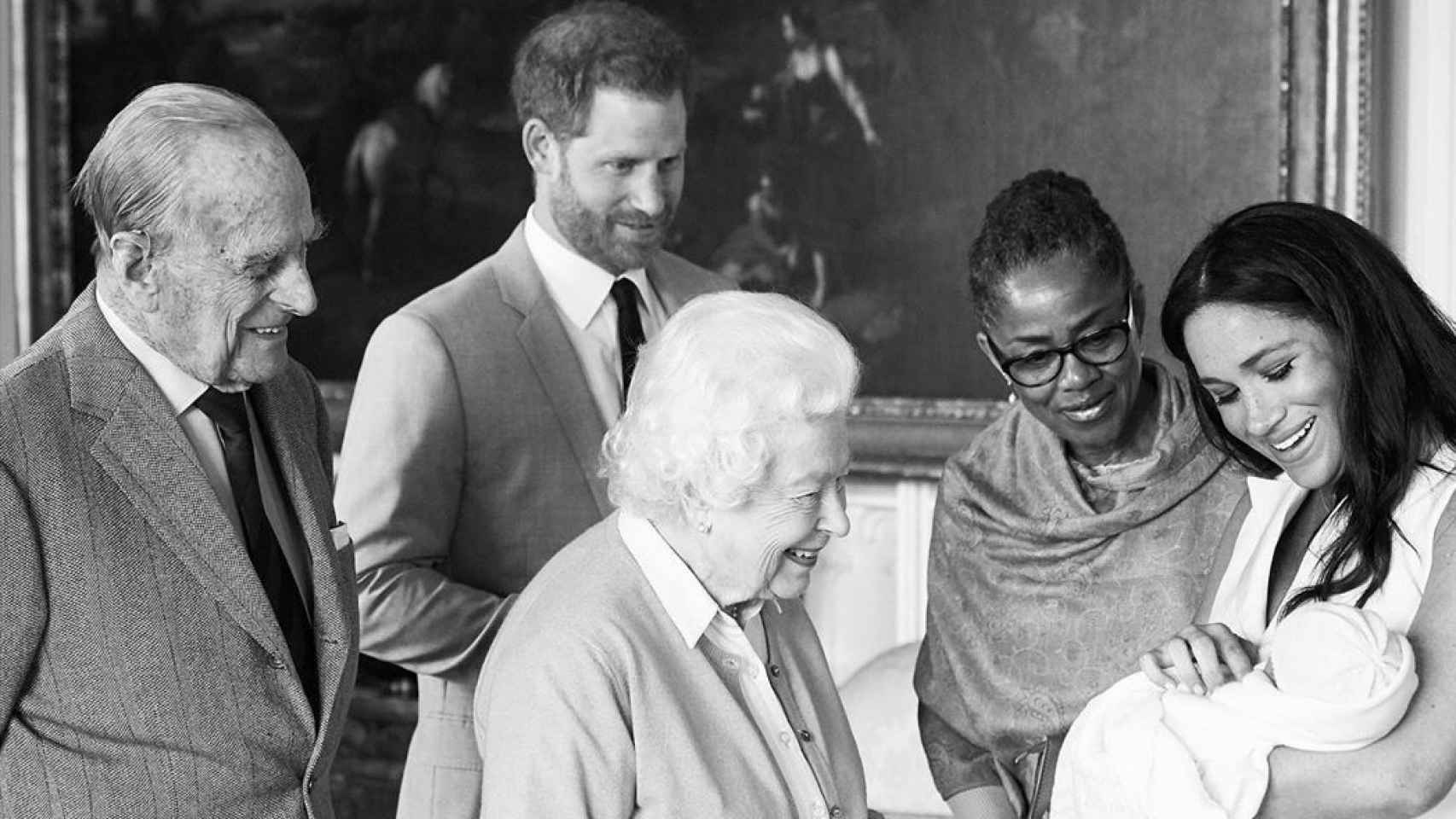 La reina Isabel II durante la presentación de su octavo bisnieto, Archie Harrison Mountbatten-Windsor.