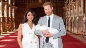 Harry de Inglatera y Meghan Markle junto al pequeño en una imagen cedida por Casa Real.