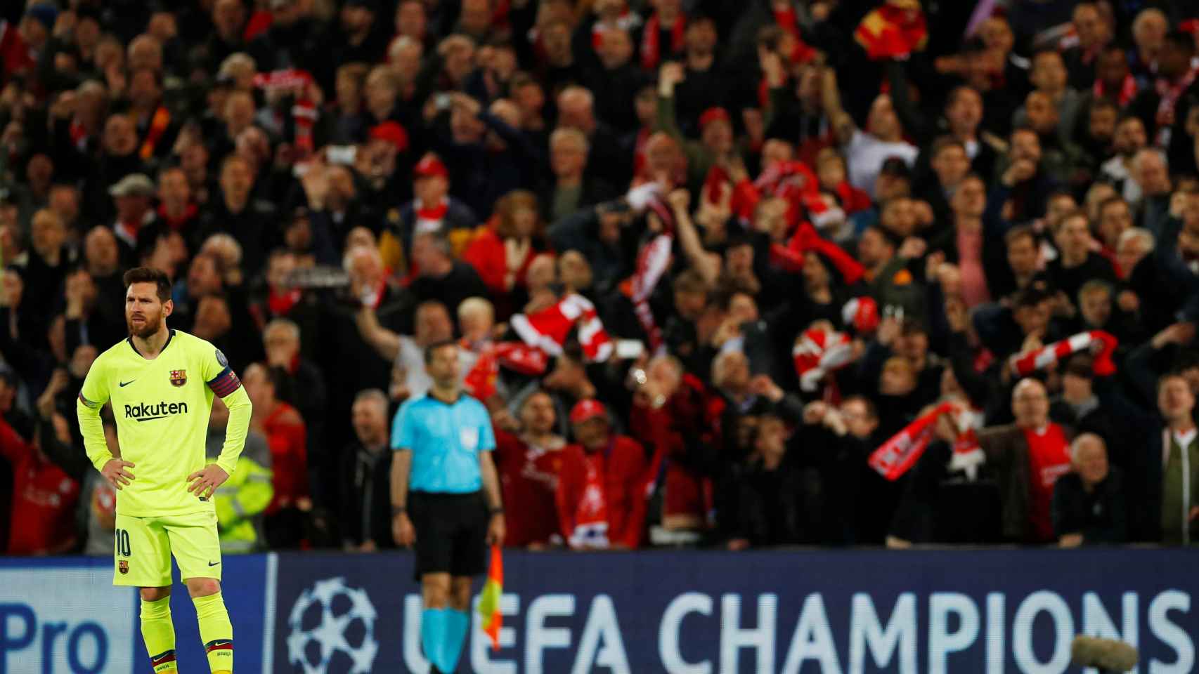 Anfield celebra el cuarto gol del Liverpool mientras Messi no sabe dónde mirar