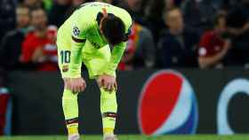 Leo Messi cabizbajo tras el último gol del Liverpool que confirma la eliminación de la Champions League