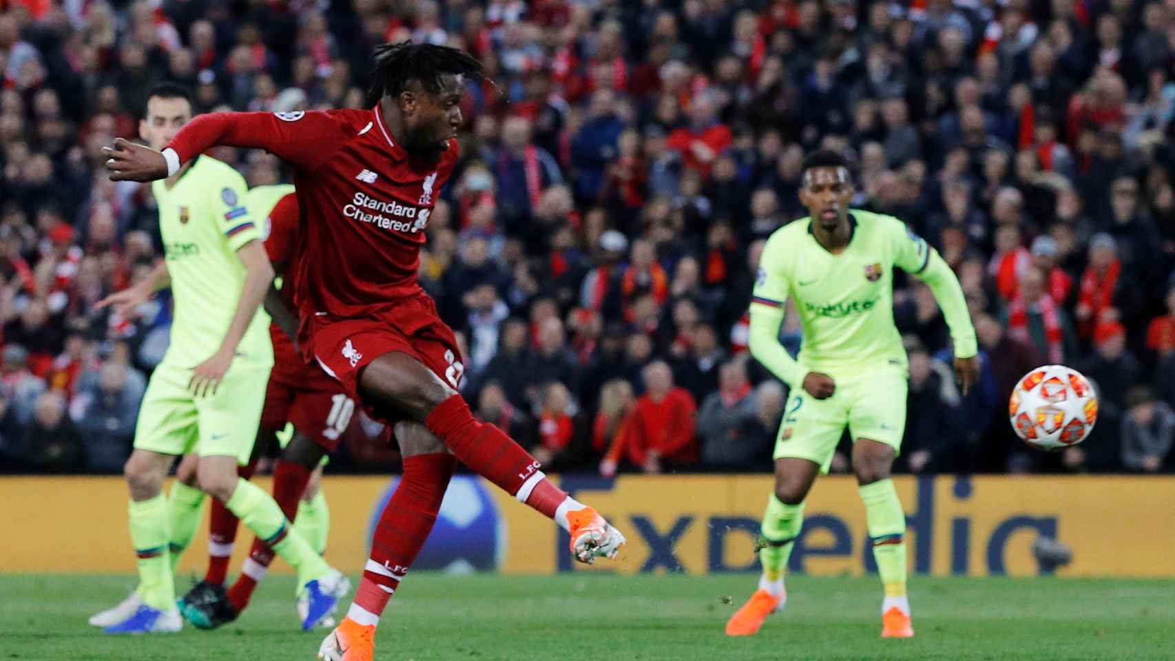 Divock Origi empuja el balón para firmar el cuarto y definitivo gol del Liverpool