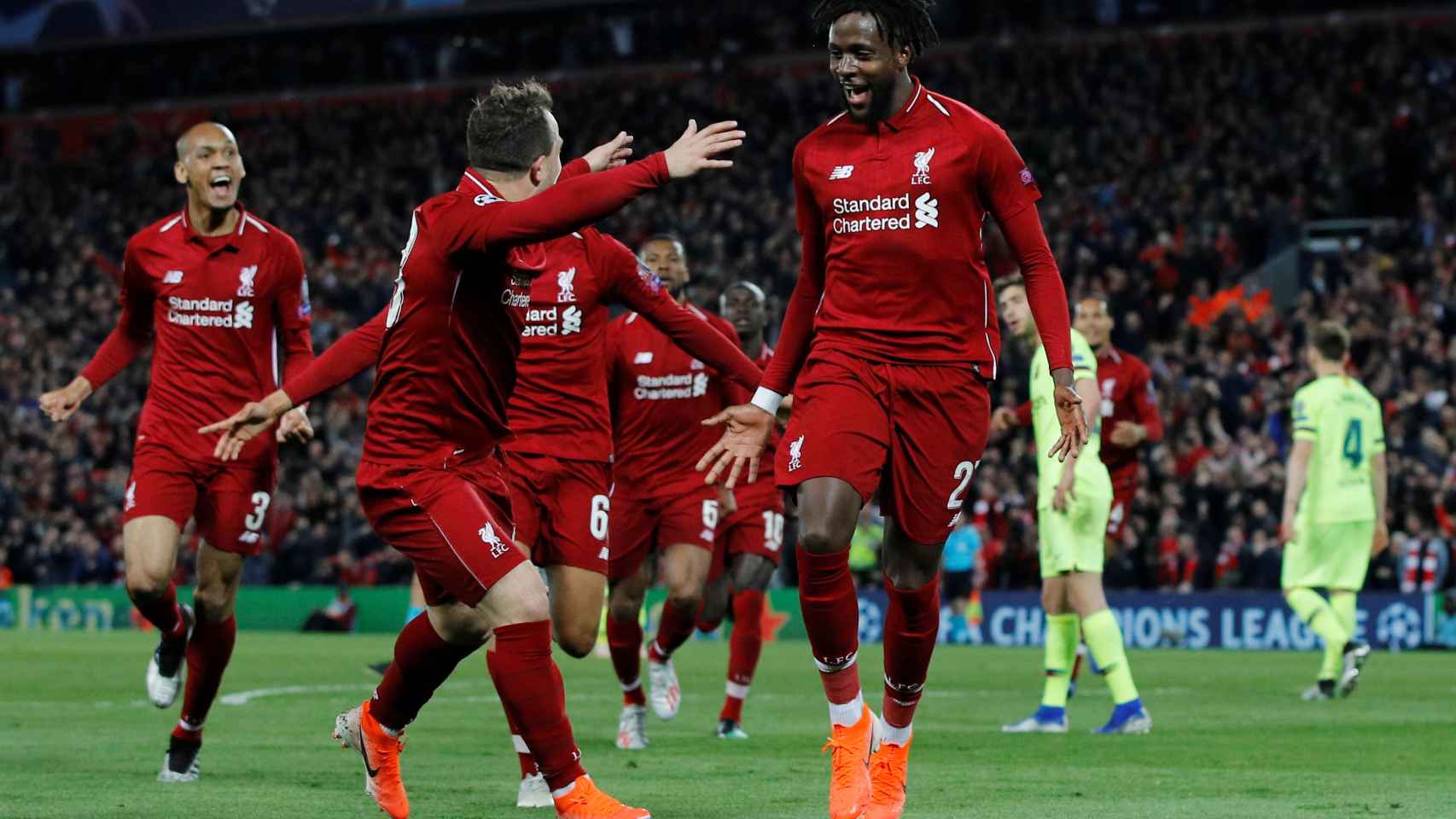 Divock Origi  y los jugadores del Liverpool celebran el cuarto gol