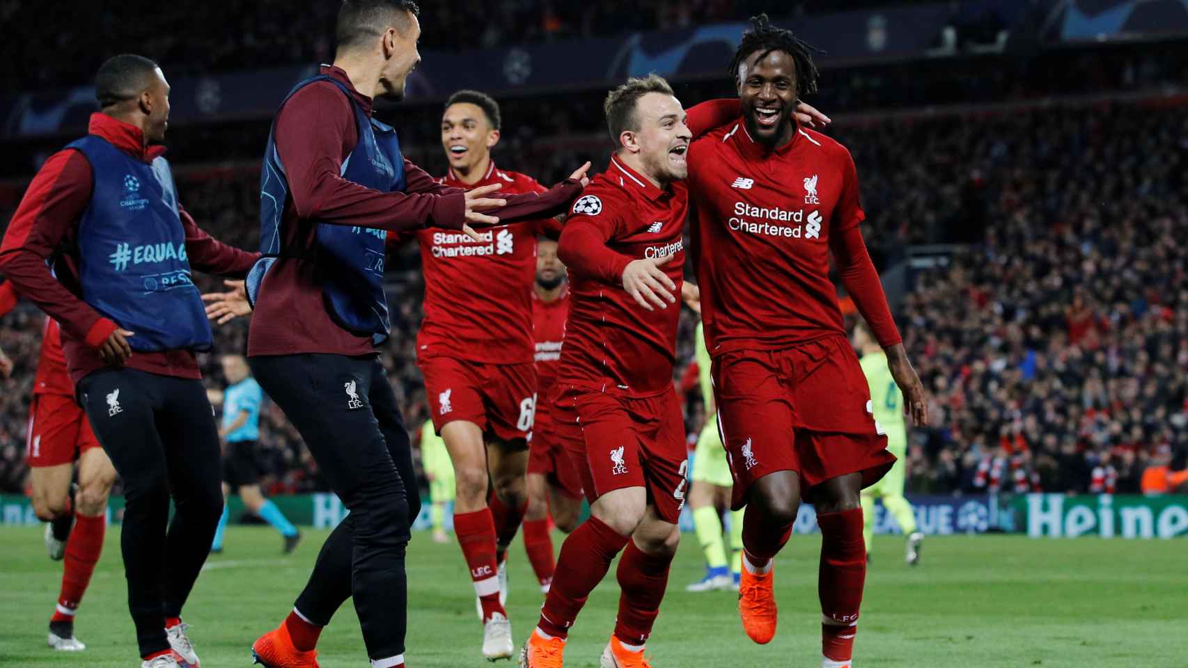 Los jugadores del Liverpool celebran con la afición el cuarto y definitivo gol al Barça