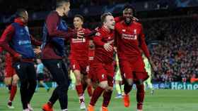 Los jugadores del Liverpool celebran con la afición el cuarto y definitivo gol al Barça