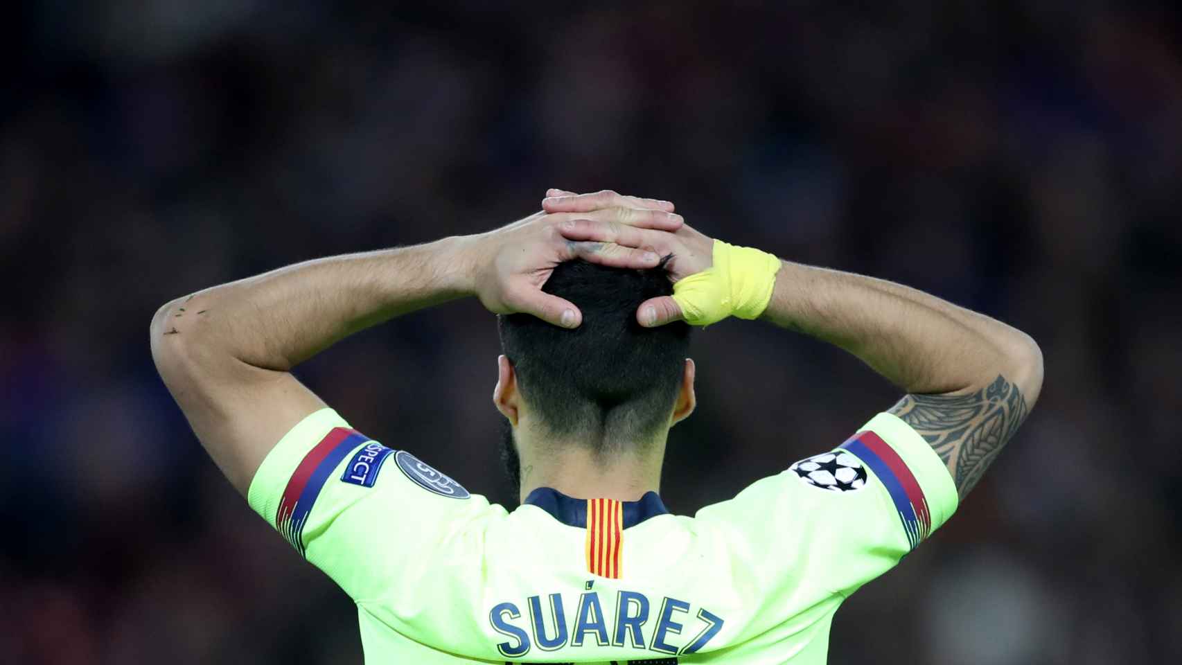 Luis Suárez desolado con las manos en la cabeza