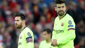 Gerard Piqué, Leo Messi y Jordi Alba miran a sus compañeros