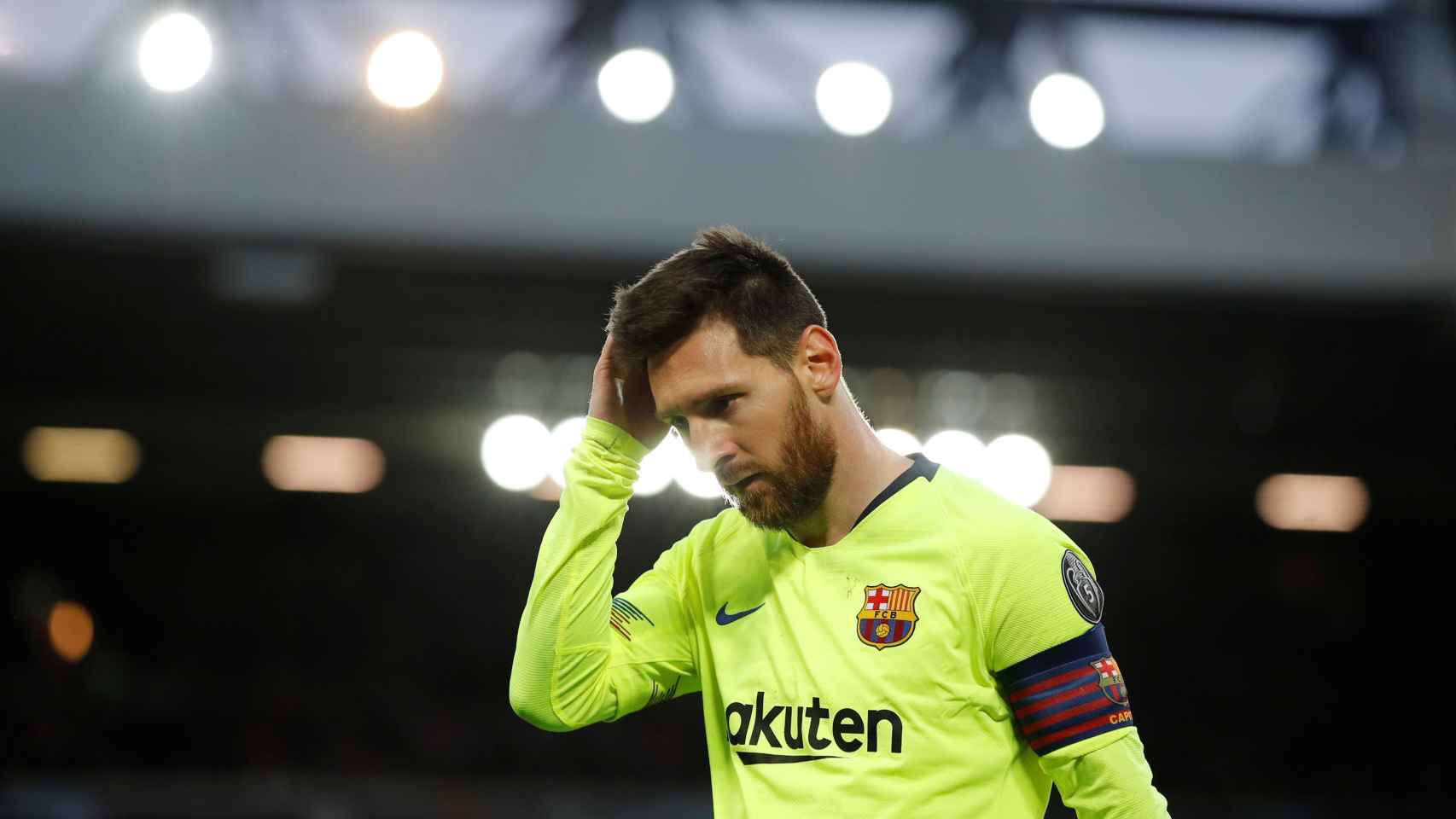 Leo Messi preocupado durante el encuentro frente al Liverpool