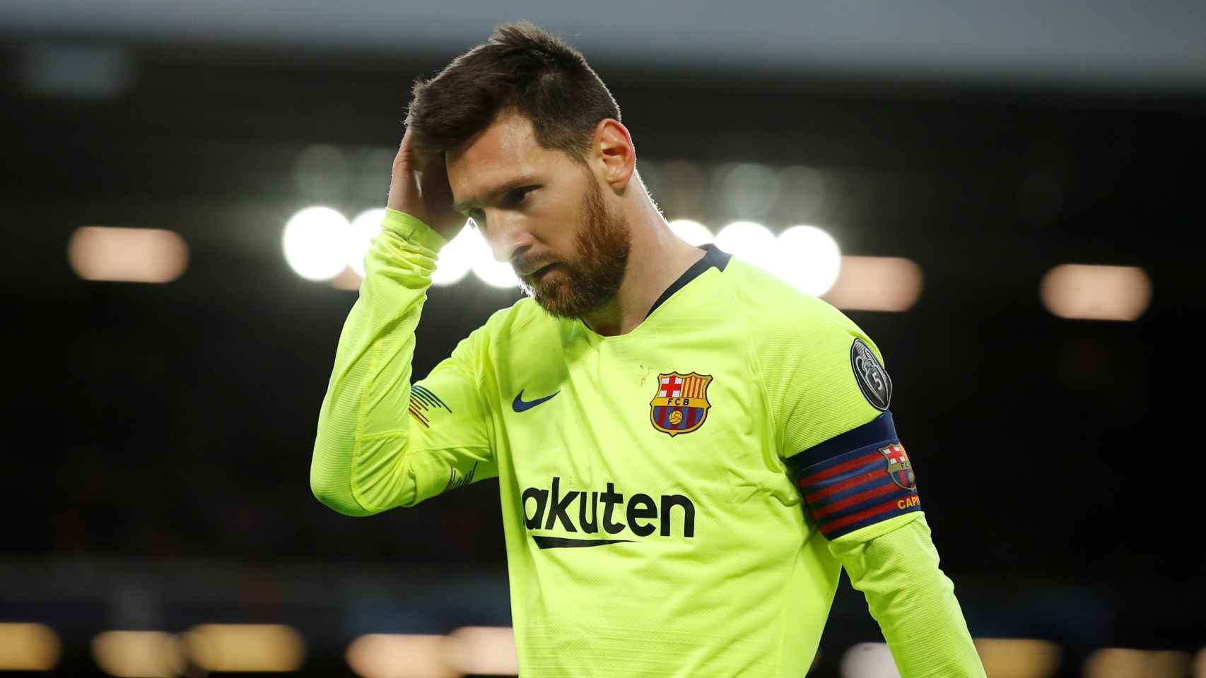 Leo Messi preocupado durante el encuentro frente al Liverpool