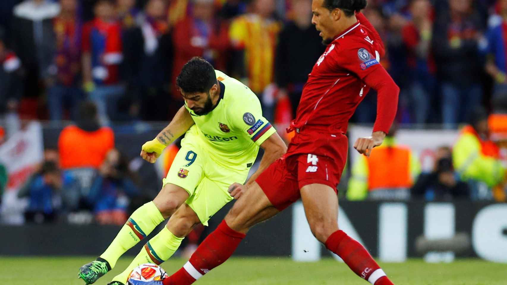 Virgil van Dijk intenta robar un balón a Luis Suárez