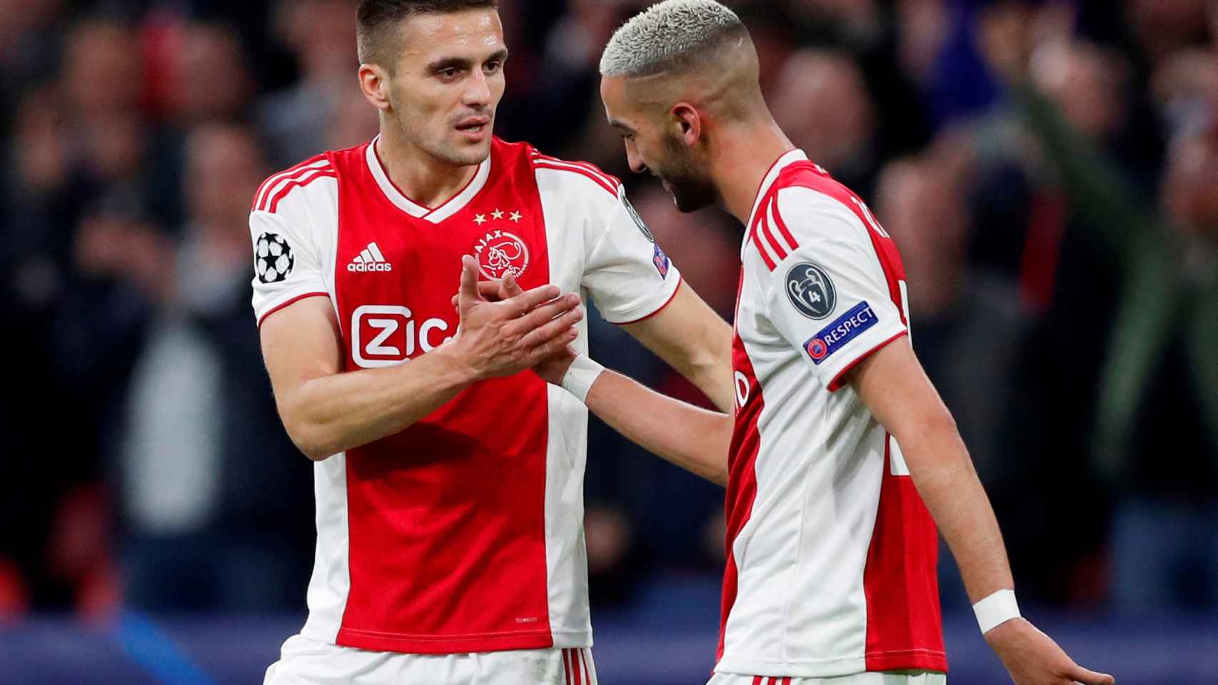 Ziyech y Tadic celebran un gol del Ajax de Ámsterdam ante el Tottenham en la Champions