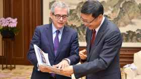 Pablo Isla, presidente de Inditex junto a Jining Chen, alcalde de Pekín.