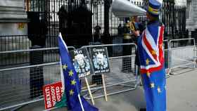 Un manifestante anti 'brexit' delante de Downing Street.