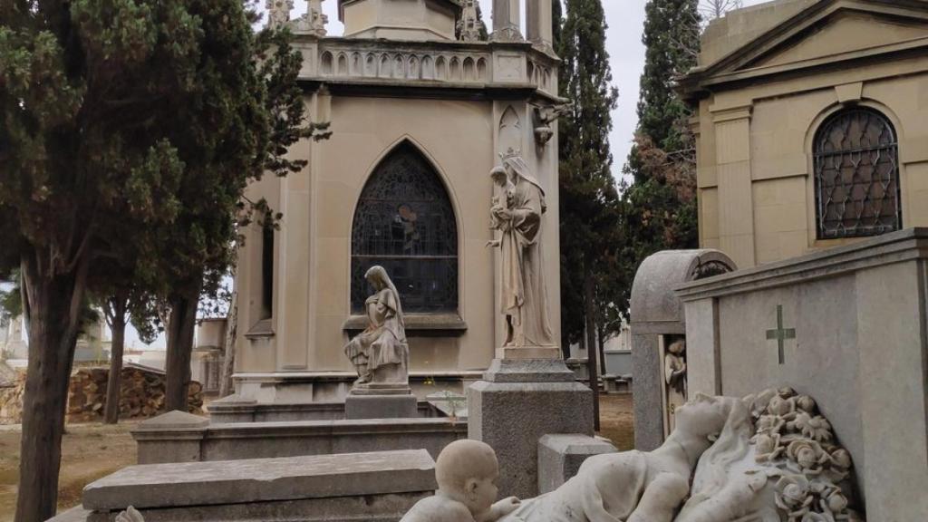 El misterio de la escultura de una madre y un bebé en un cementerio de Barcelona