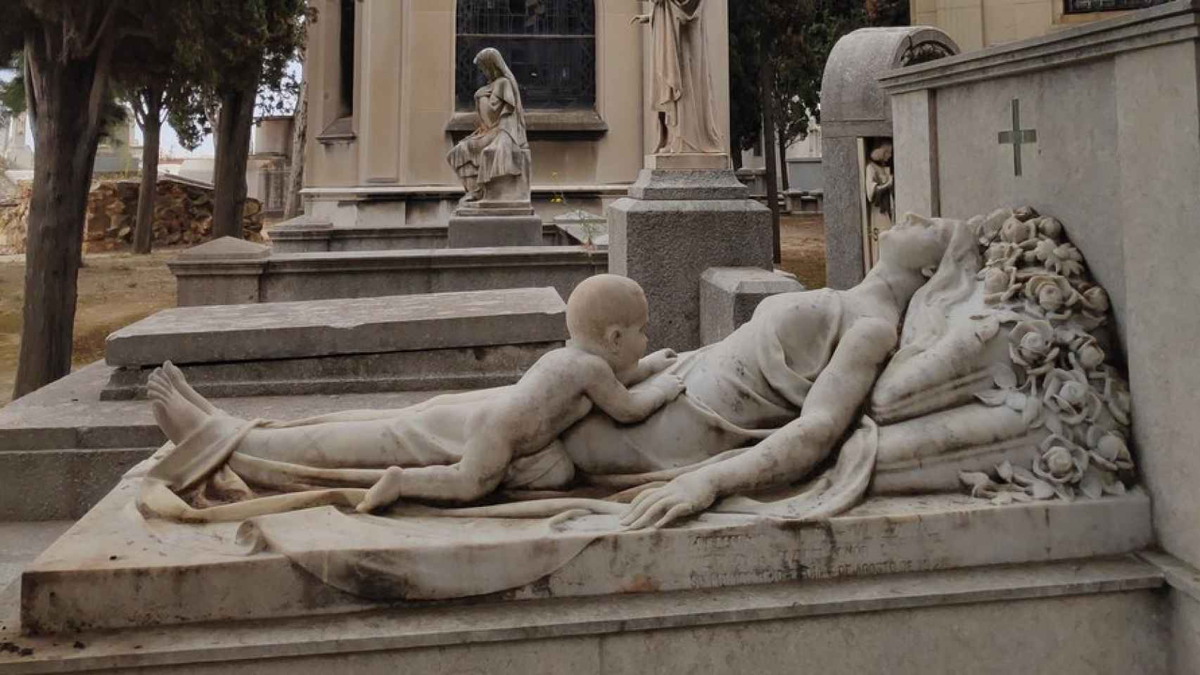 El misterio de la escultura de una madre y un bebé en un cementerio de Barcelona