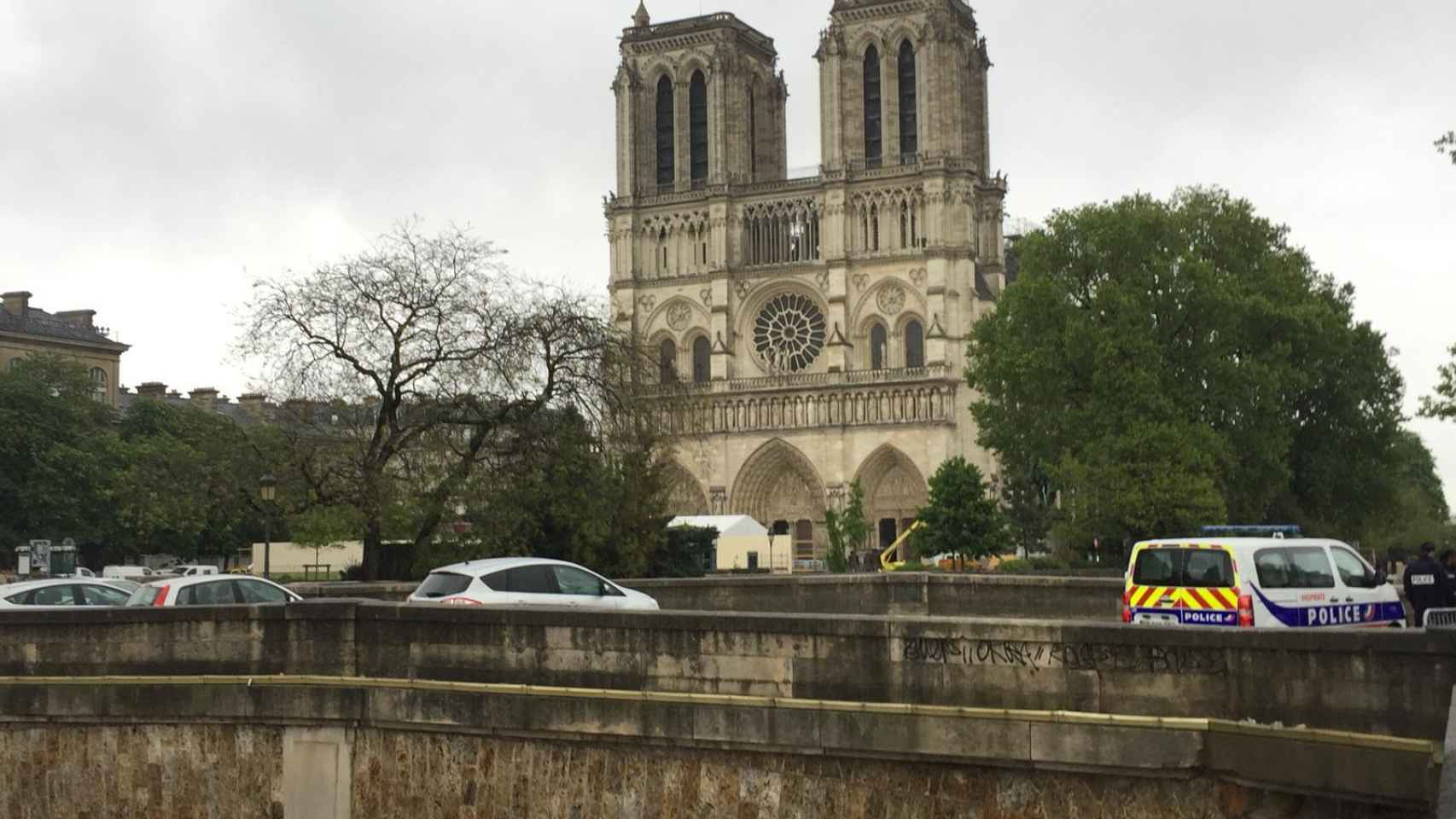 La catedral de Notre-Dame en París, sin la aguja que destruyó el incendio