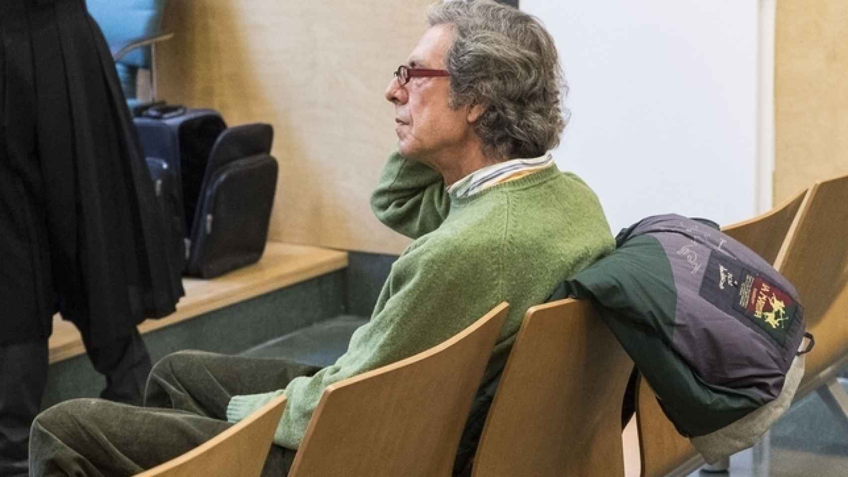 El doctor Juan Antonio Huidobro sentado en el banquillo de los acusados durante una de las sesiones del juicio, celebrado a finales de 2018.