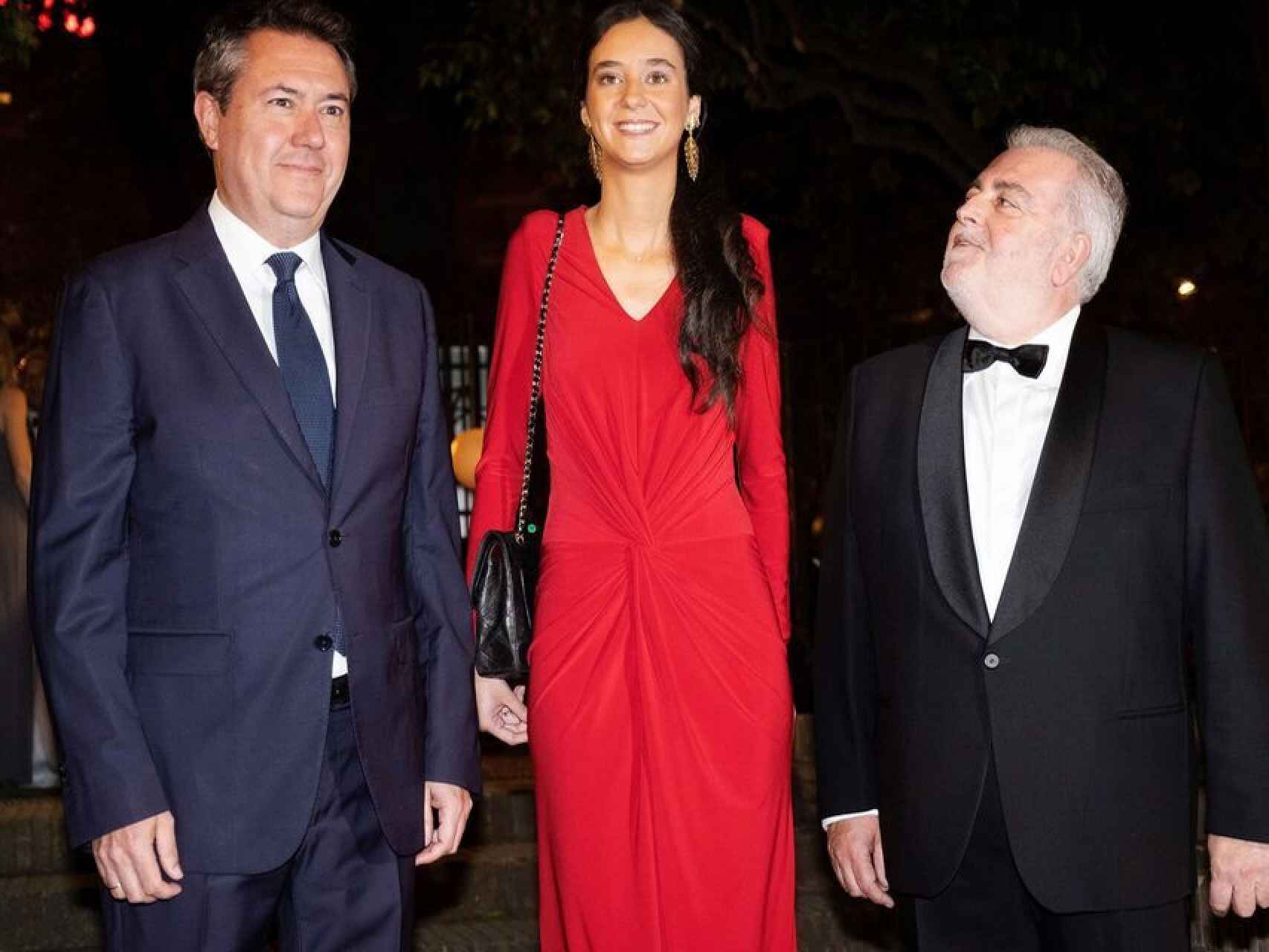 Victoria Federica con su bolso 2.55 de Chanel. A su izquierda el alcalde de Sevilla, Juan Espadas, y a su derecha el presidente del Real Club de Enganches de Andalucía, Jesús Contreras Ramos.