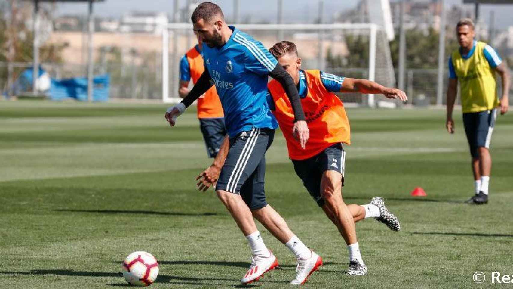 Benzema entrenando junto a sus compañeros.