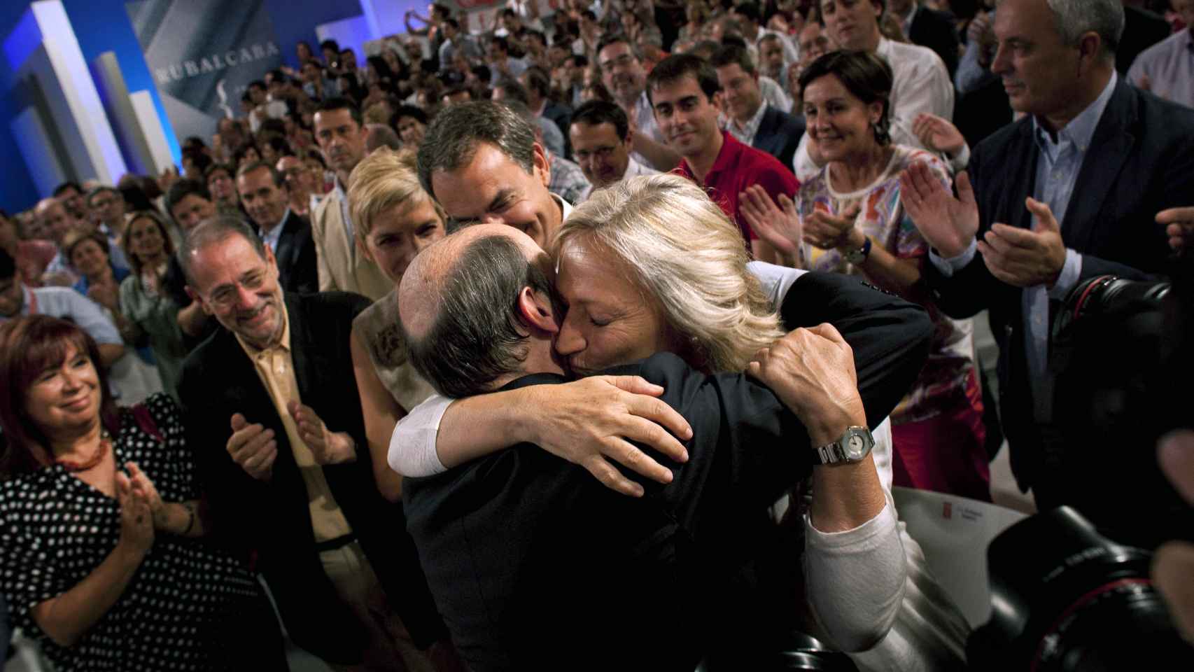 Pilar Goya abraza a Alfredo Pérez Rubalcaba tras un mitin político en julio de 2011.