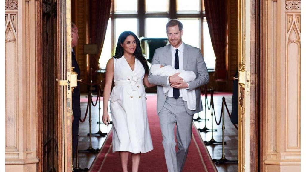 Meghan Markle y Harry junto a su bebé recién naciendo en Windsor.