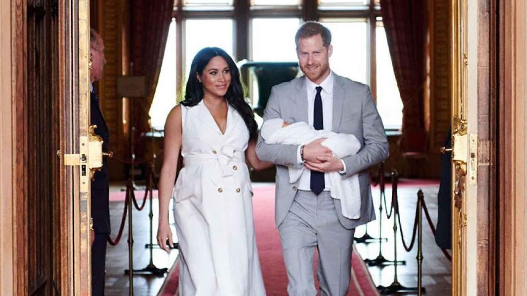 Meghan Markle y Harry junto a su bebé recién naciendo en Windsor.