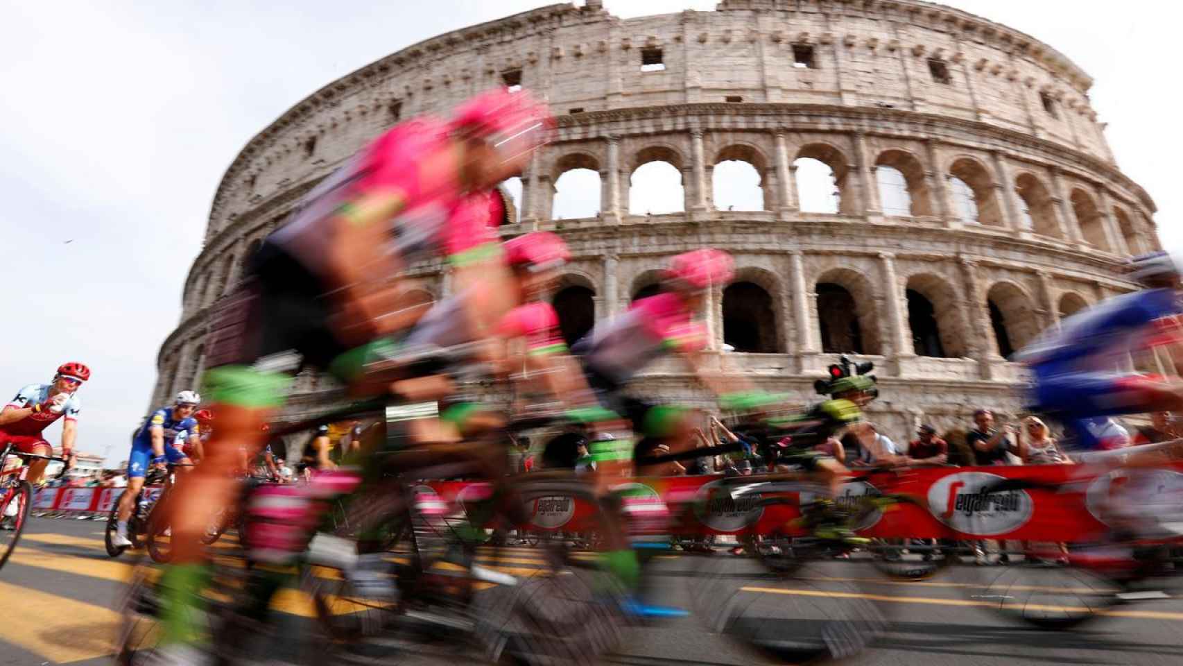 El pelotón del Giro de Italia pasa delante del Coliseo de Roma