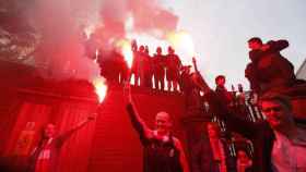 'Hooligans' del Liverpool FC con bengalas.