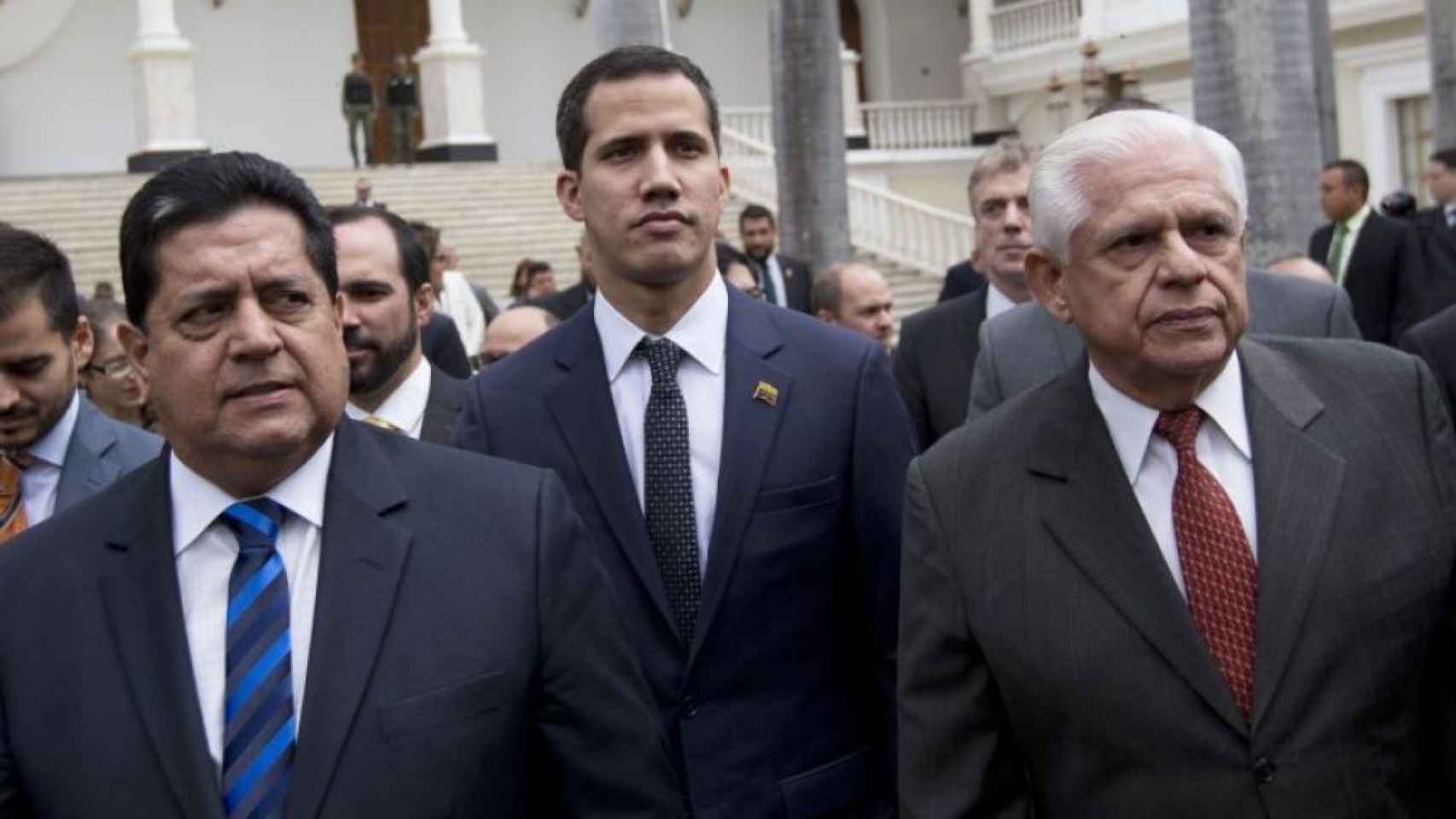 Zambrano, a la derecha de Juan Guaidó