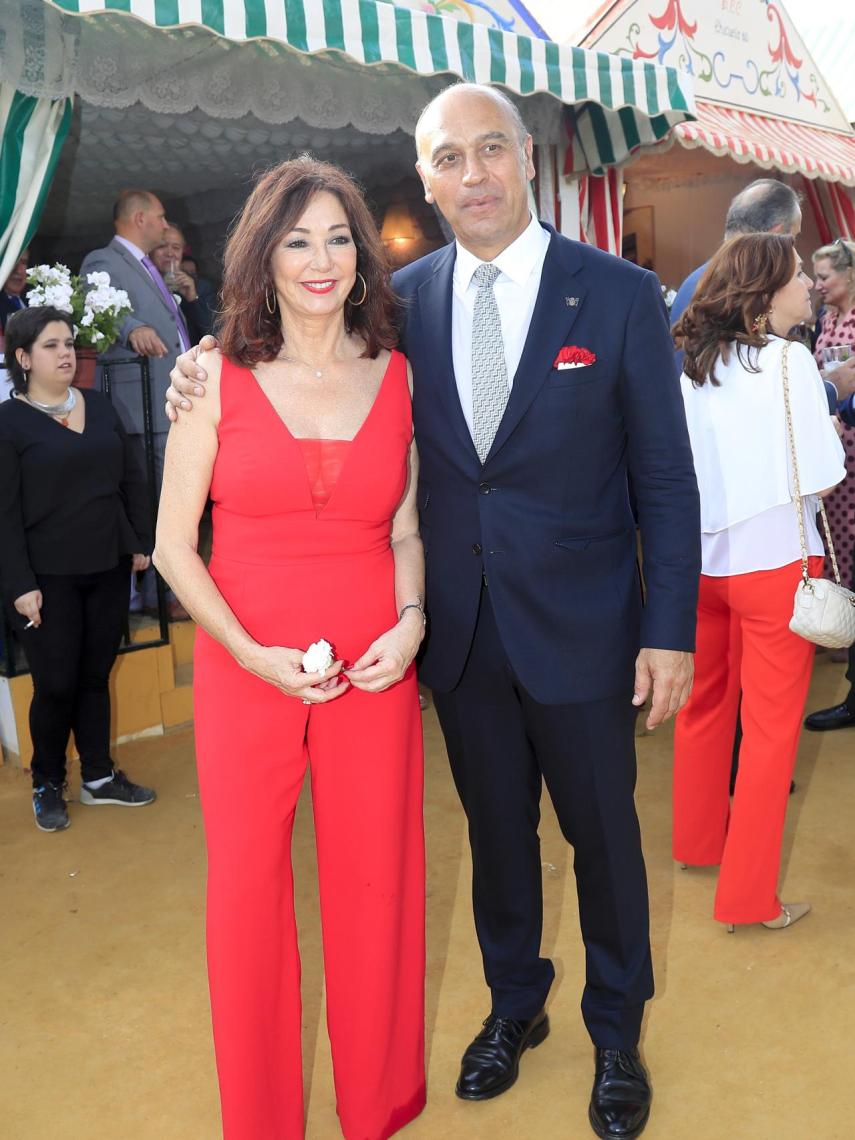 Ana Rosa Quintana y su marido, Juan Muñoz, han acudido a la Feria de Abril.