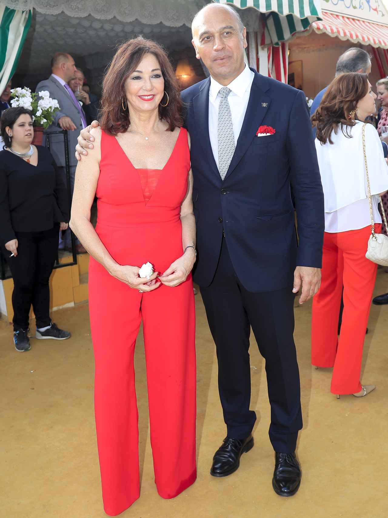 Ana Rosa Quintana y su marido, Juan Muñoz, han acudido a la Feria de Abril.