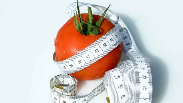 Una cinta métrica rodeando un tomate.